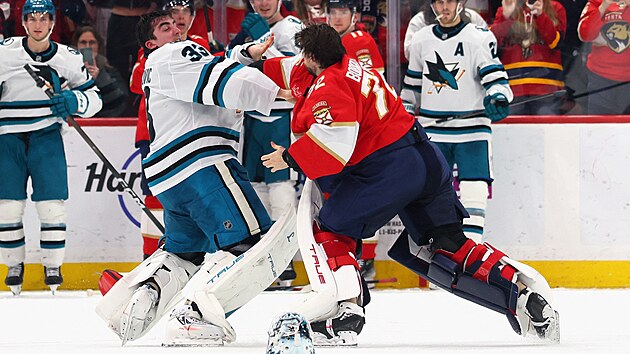 Alex Nedeljkovic ze San Jose (vlevo) podstupuje bitku se Sergejem Bobrovsk�m z Floridy.