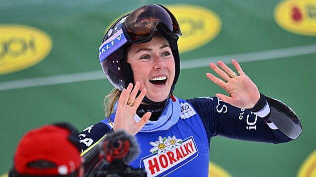 Mikaela Shiffrinová reaguje po dojezdu ob�ího slalomu ve �pindlerov� Mlýn�.
