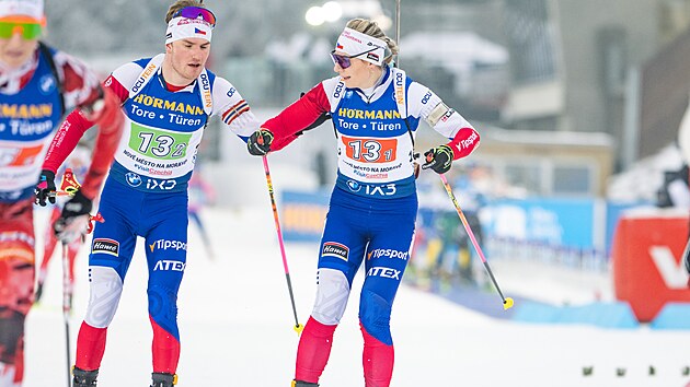 Tom� Mikyska p�ed�v� Lucii Charv�tov� ve �tafet� dvojic v Nov�m M�st� na Morav�.