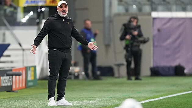 Sl�vistick� tren�r Jind�ich Trpi�ovsk� reaguje v utk�n� s Pafosem.