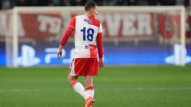 Jan Bo�il ze Slavie opou�t� v utk�n� s Pafosem h�i�t� po �erven� kart�.