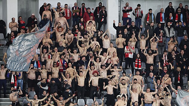 Fanou�ci podporuj� Slavii v z�pase s Pafosem.