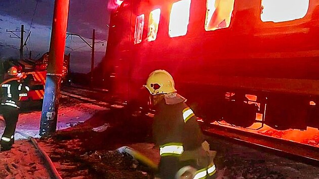 Rusové zasáhli v Charkovské oblasti vlak, pět mrtvých. Terorismus, zuří Zelenskyj