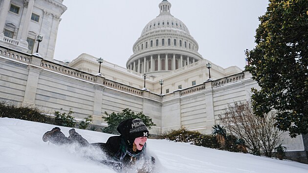 D�t� s��kuje p�ed Kapitolem Spojen�ch st�t� ve Washingtonu. (25. ledna 2026)