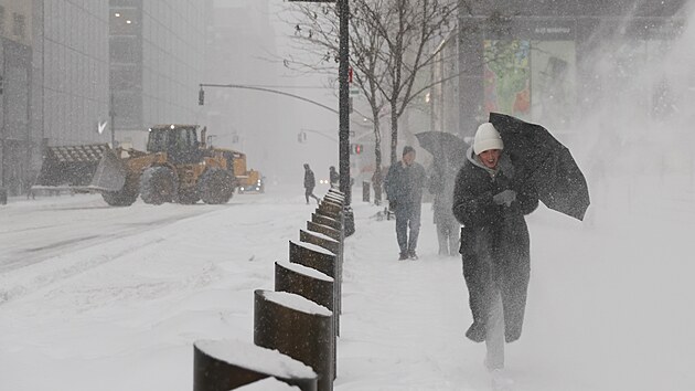 Chodci jdou po P�t� avenue b�hem zimn� bou�e v New Yorku. (25. ledna 2026)