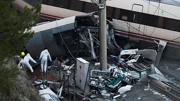 �lenov� krimin�ln�ho odd�len� pracuj� na m�st� hav�rie vlak� pobl� Adamuzu. (19. ledna 2026)