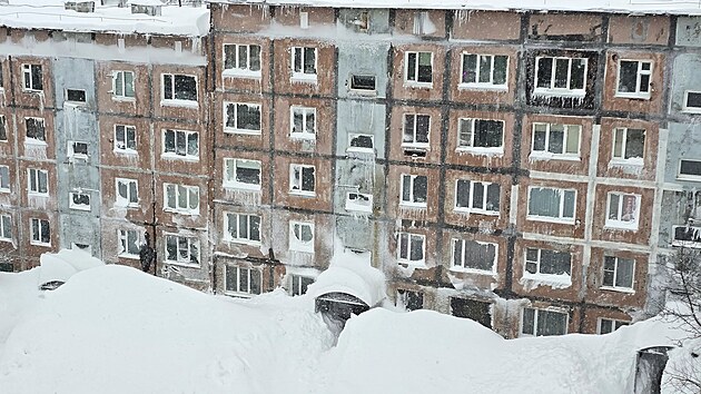 Sn�h pokr�v� spodn� patra bytov�ho domu po extr�mn� sn�hov� bou�i, kter� zas�hla m�sto Petropavlovsk-Kam�atskij na D�ln�m v�chod� Ruska. (15. ledna 2026)