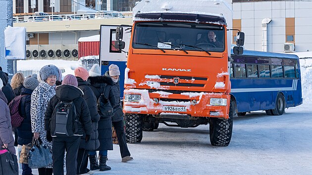 Lid� �ekaj� na autobus ve m�st� Petropavlovsk-Kam�atskij na D�ln�m v�chod� Ruska. (19. ledna 2026)