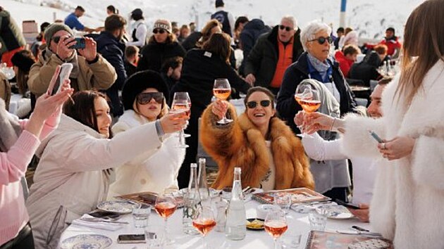 Ruské celebrity flámovaly na horách ve Francii. Amorální, zuří v Putinově straně