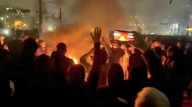 Na sn�mku z videa jsou vid�t demonstranti, kte�� op�t vy�li do ulic Teher�nu navzdory zesiluj�c�mu se z�sahu �r�nsk� policie. (10. ledna 2026)