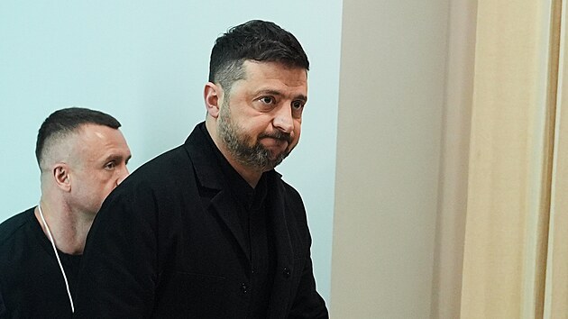 Ukrajinsk� prezident Volodymyr Zelenskyj p�i p��jezdu na zased�n� Sv�tov�ho ekonomick�ho f�ra v Davosu ve �v�carsku. (22. ledna 2026)