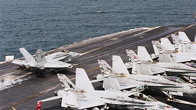 Letoun Hornet startuje z americk� lodi Abraham Lincoln. (16. ledna 2026)