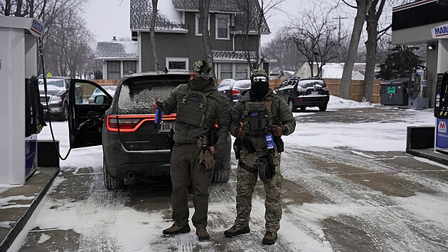 Feder�ln� agenti ICE b�hem z�sahu v Saint Paul v Minnesot�. (16. ledna 2026)