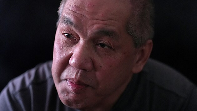 ChongLy Thao, zn�m� jako Scott, b�hem rozhovoru s agenturou Reuters ve sv�m dom� pot�, co byl zadr�en agenty americk� imigra�n� a celn� slu�by ICE. (19. ledna 2026)