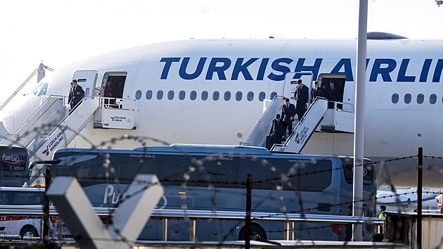 Ihned po p��letu do Prahy zam��ili barcelon�t� fotbalist� do p�istaven�ch autobus�.