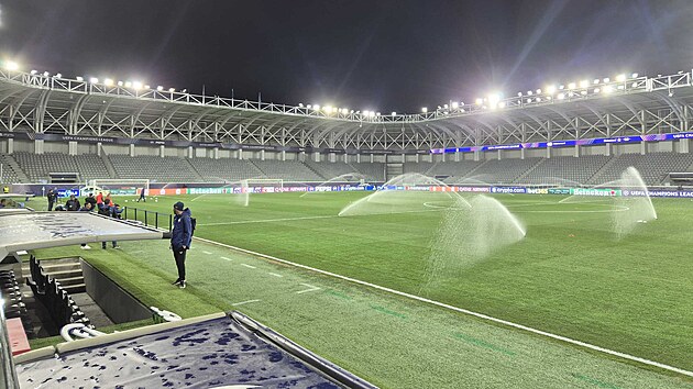 P��prava limassolsk�ho stadionu p�ed tr�ninkem fotbalist� Slavie.