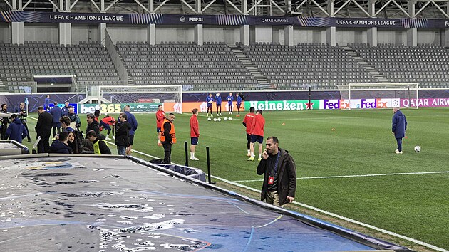 Tr�nink sl�vistick�ch fotbalist� na stadionu v Limassolu.