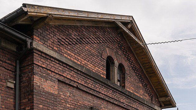 Ch�traj�c� budova vlakov�ho n�dra�� v Kr�sn� nad Be�vou p�edstavuje posledn� dochovan� a cenn� p��klad technick� architektury 19. stolet� na Vala�sku. (leden 2026)