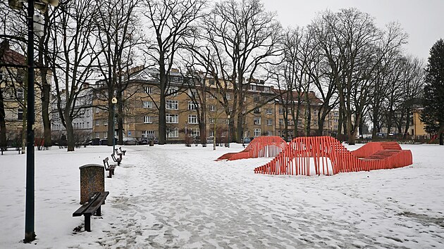 Park na �tef�nikov� n�m�st� m� nevyu�it� potenci�l. Co zde v�ak zm�nit? N�vrhy se li�� od skromn�ch �vah v podob� opravy cest a� z��zen� kav�rny �i obnoven� vodn�ho prvku na zp�sob minikoupali�t�, kter� zde d��ve b�valo.