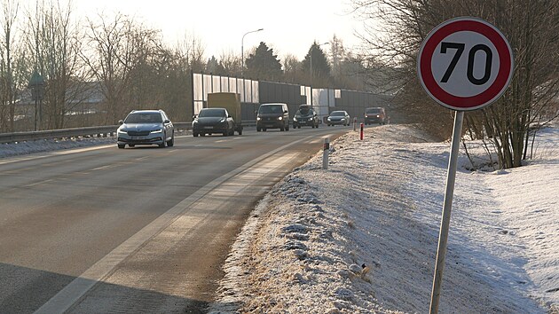 Sedmdes�tku d��ve ve vesnici, j� proch�z� silnice prvn� t��dy, dodr�oval dle m�stn�ch jen m�lokdo.