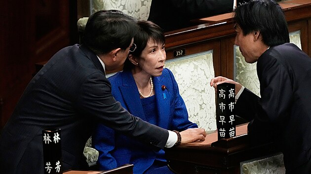 Japonsk� premi�rka Sanae Takai�iov� (uprost�ed) p�ed zah�jen�m mimo��dn�ho zased�n� doln� komory parlamentu. (23. ledna 2023)