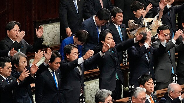 Japonsk� premi�rka Sanae Takai�iov� se klan�, zat�mco ostatn� z�konod�rci zvedaj� ruce po rozpu�t�n� doln� komory b�hem mimo��dn�ho zased�n� parlamentu v doln� komo�e parlamentu. (23. ledna 2026)