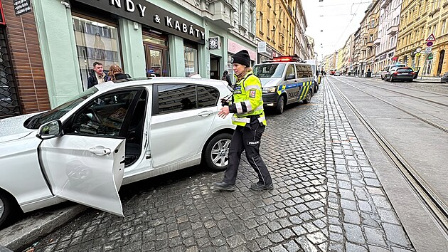 Sr�ka automobilu a tramvaje v ulici M. Hor�kov� v Praze 6. (26. ledna 2026)
