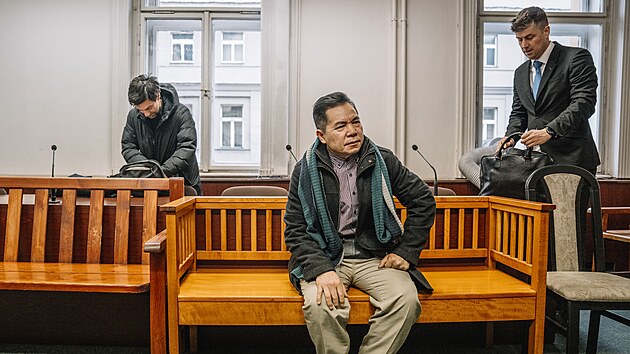 Soud zasedl k vynesen� rozsudku  v kauze soudce pra�sk�ho vrchn�ho soudu Ivana Elischera. Ten na jedn�n� nep�i�el. P��tomni byli jen dva ob�alovan� z vietnamsk� komunity. (23. ledna 2026)