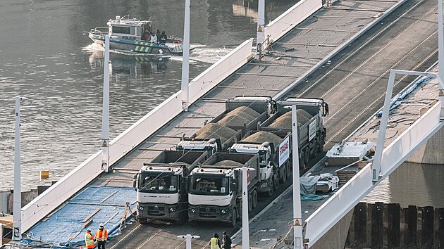 Z�t�ov� zkou�ka Dvoreck�ho mostu p�es Vltavu, Lihovar-Dvorce (21. ledna 2026)