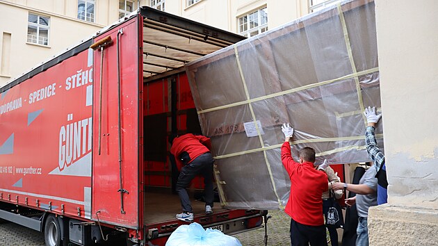 Transport obrazu k restaur�torovi.