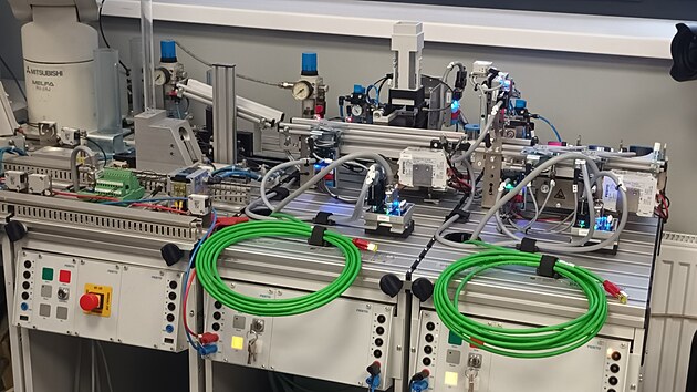 Firemn� St�edn� �kola AGC v Teplic�ch m� novou budovu za v�ce ne� 100 milion� korun. Jsou v n� u�ebny a d�lny s nejmodern�j��m vybaven�m pro technick� obory, o kter� je v regionu z�jem. (29. ledna 2026)