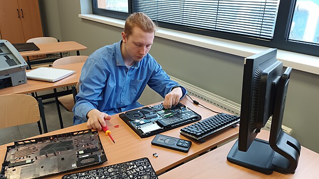 Firemn� St�edn� �kola AGC v Teplic�ch m� novou budovu za v�ce ne� 100 milion� korun. Jsou v n� u�ebny a d�lny s nejmodern�j��m vybaven�m pro technick� obory, o kter� je v regionu z�jem. (29. ledna 2026)