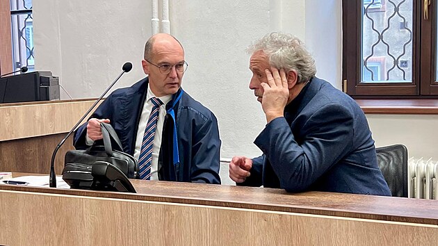 Ji�� Bart�n�k (vpravo) v jednac� s�ni Okresn�ho soudu v Teplic�ch. (27. ledna 2026)