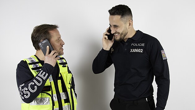 Mluv�� Zdravotnick� z�chrann� slu�by �steck�ho kraje Prokop Volen�k (vlevo) a mluv�� Policie �R v �steck�m kraji Kamil Marek