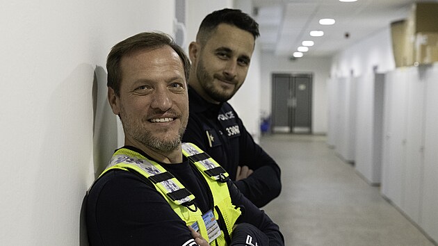 Mluv�� Zdravotnick� z�chrann� slu�by �steck�ho kraje Prokop Volen�k (na sn�mku bl�e) a mluv�� Policie �R v �steck�m kraji Kamil Marek