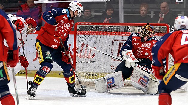 �to�n�k Ond�ej Kova���k st��l� prvn� g�l Ocel��� do branky pardubick�ho Malcolma Subbana.