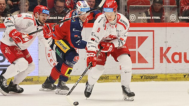 T�ineck� �to�n�k Patrik Hrehor��k sleduje spoluhr��e Mat�je Kubiesu, kter� si zpracov�v� puk.