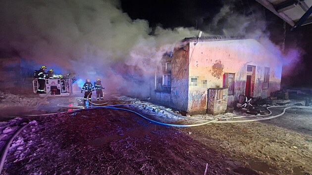 Hasi�i zasahuj� u ho��c�ho domu v obci Bore� na Mladoboleslavsku. (15. ledna 2026)