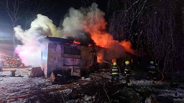 Hasi�i zasahuj� u ho��c�ho domu v obci Bore� na Mladoboleslavsku. (15. ledna 2026)
