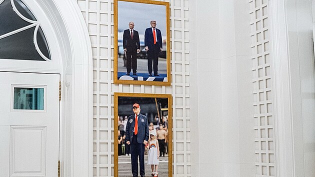 Trump si v Bílém domě pověsil fotku s Putinem. Těsně nad snímek s vnučkou