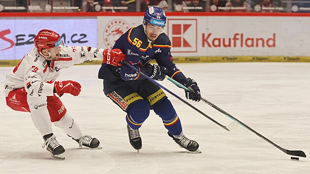 T�ineck� �to�n�k Libor Hud��ek se sna�� zastavit Martina Ber�nka z �esk�ch Bud�jovic.