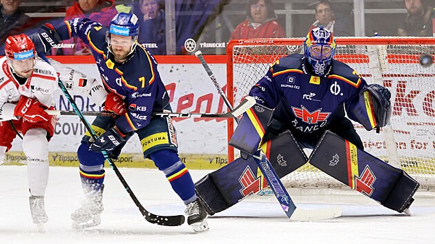 �eskobud�jovick� brank�� Milan Klou�ek sleduje let�c� puk v utk�n� proti T�inci.