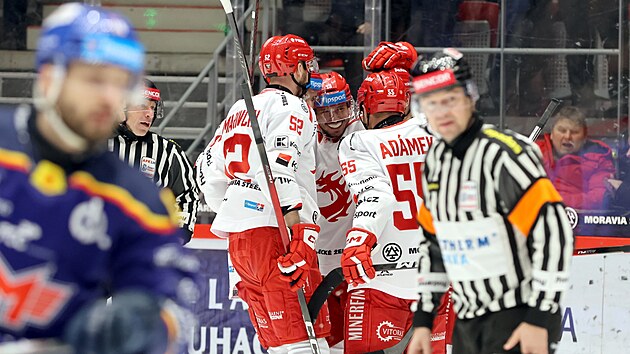 T�ine�t� hokejist� se raduj� z g�lu v utk�n� proti �esk�m Bud�jovic�m.