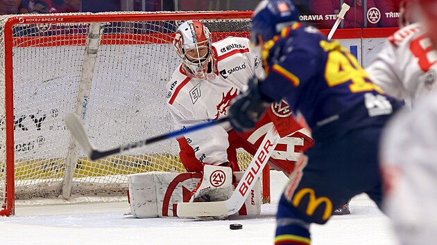 T�ineck� brank�� Marek Mazanec zasahuje v utk�n� proti �esk�m Bud�jovic�m.