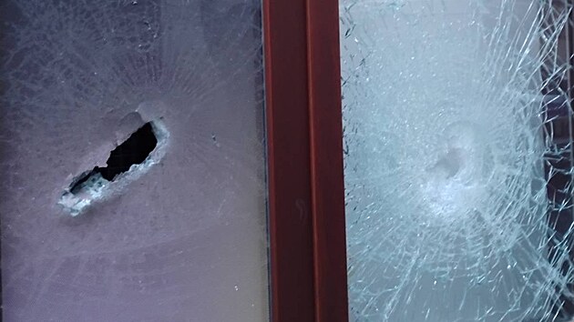 Policisté zadrželi muže, který zaútočil sekerou na kancelář poslance Bartoše