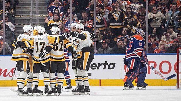 Hokejist� Pittsburghu se raduj� z g�lu proti Edmontonu.
