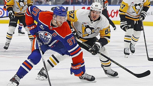 Connor McDavid si kryje puk p�ed Sidney Crosbym.