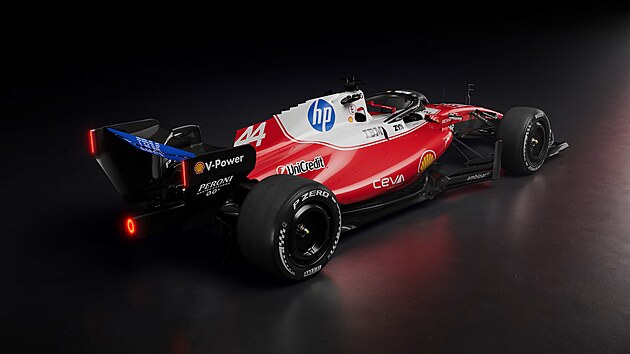 Na nov�m Ferrari vy�n�vaj� t�i hlavn� barvy. Dominuje �erven�, najedete v�ak tak� velk� kus b�l� a prvky modr�.