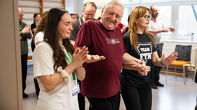 Olomouck� v�dkyn� Jana Pelclov� se sv�m t�mem vyu��v� tanec jako n�stroj k l��b� Parkinskonovy choroby. Jde o sou��st mezin�rodn�ho projektu NeuroDance.  (27. ledna 2026)