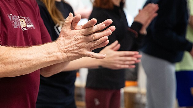 Olomouck� v�dkyn� Jana Pelclov� se sv�m t�mem vyu��v� tanec jako n�stroj k l��b� Parkinskonovy choroby. Jde o sou��st mezin�rodn�ho projektu NeuroDance.  (27. ledna 2026)